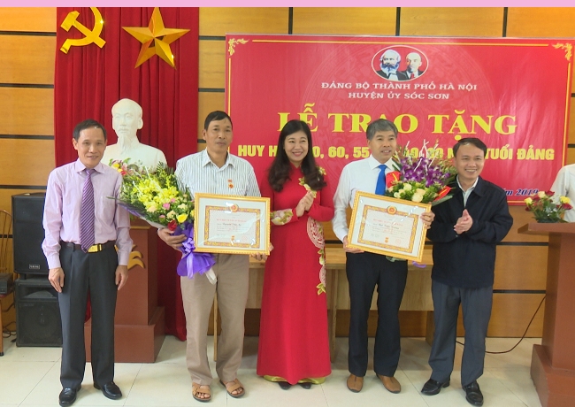 Huyện Sóc Sơn, Hà Nội tổ chức trao tặng Huy hiệu bảy mươi năm tuổi Đảng